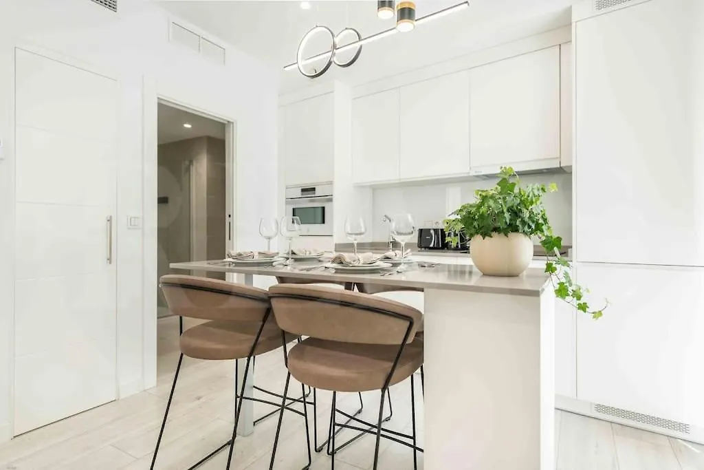 Tranquil & Bright Apartment With Parking By Rems Málaga