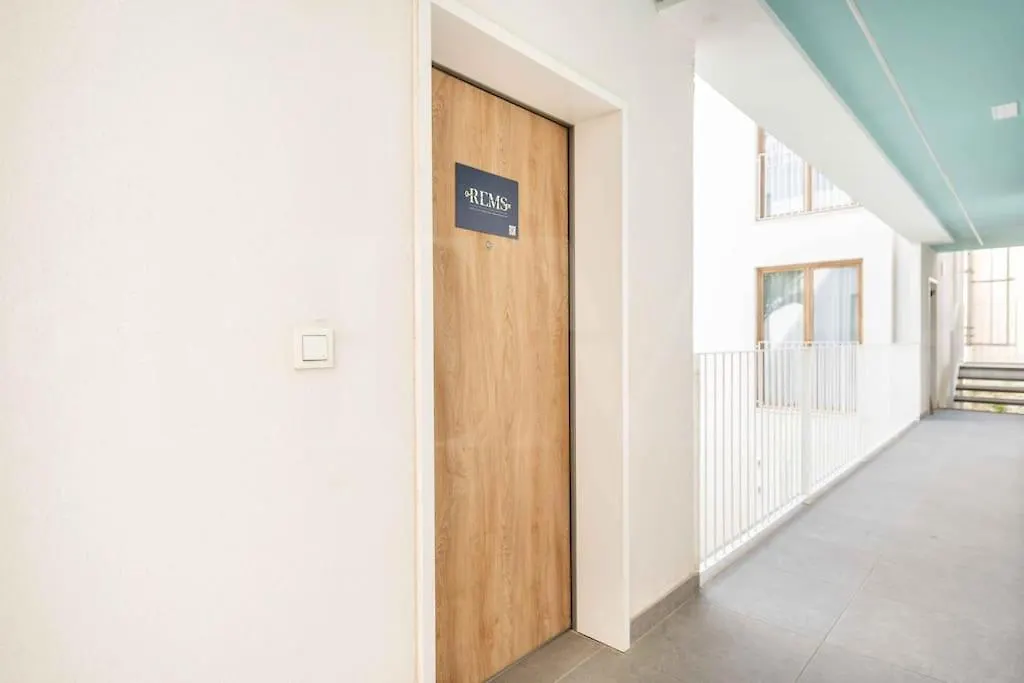 Tranquil & Bright Apartment With Parking By Rems Málaga